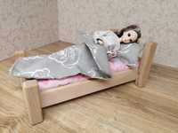 Drewniane jednoosobowe łóżko z pościelą dla lalek typu barbie.