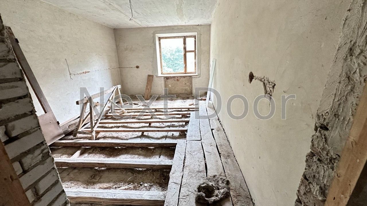 БЕЗ КОМІСІЇ! Продам простору 2-х кімнатну квартиру. Димер. Під Ремонт
