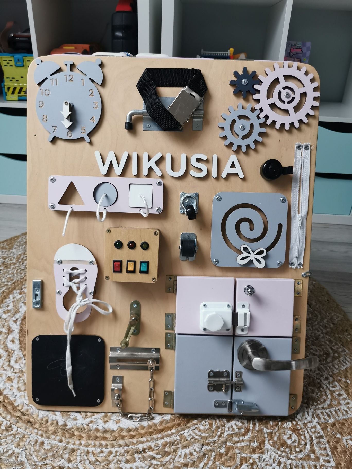 Tablica manipulacyjna sensoryczna Woobiboo Imienna Wikusia