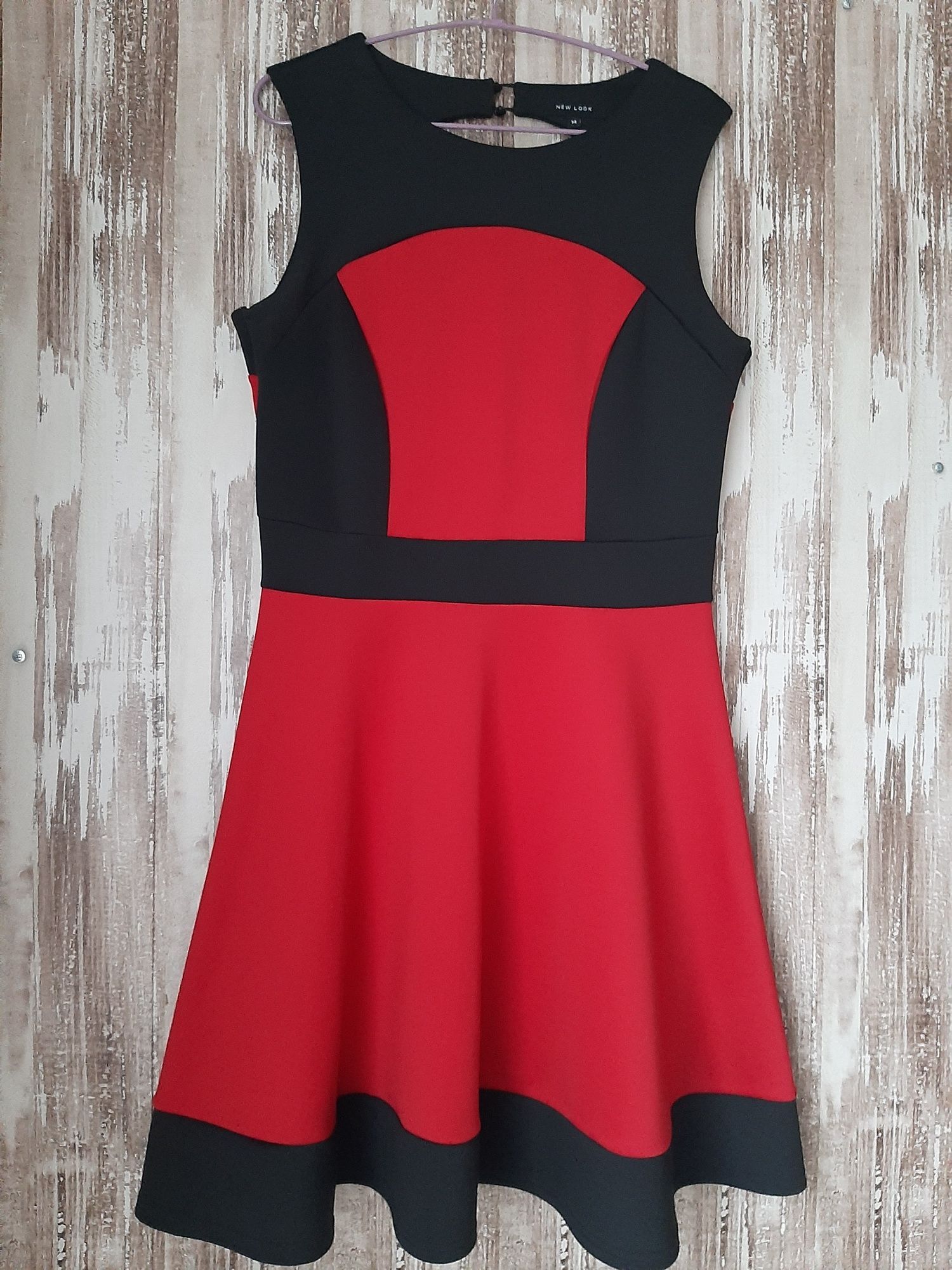 Черно- красное классическое платье. Красивое декольте, расклешенное)