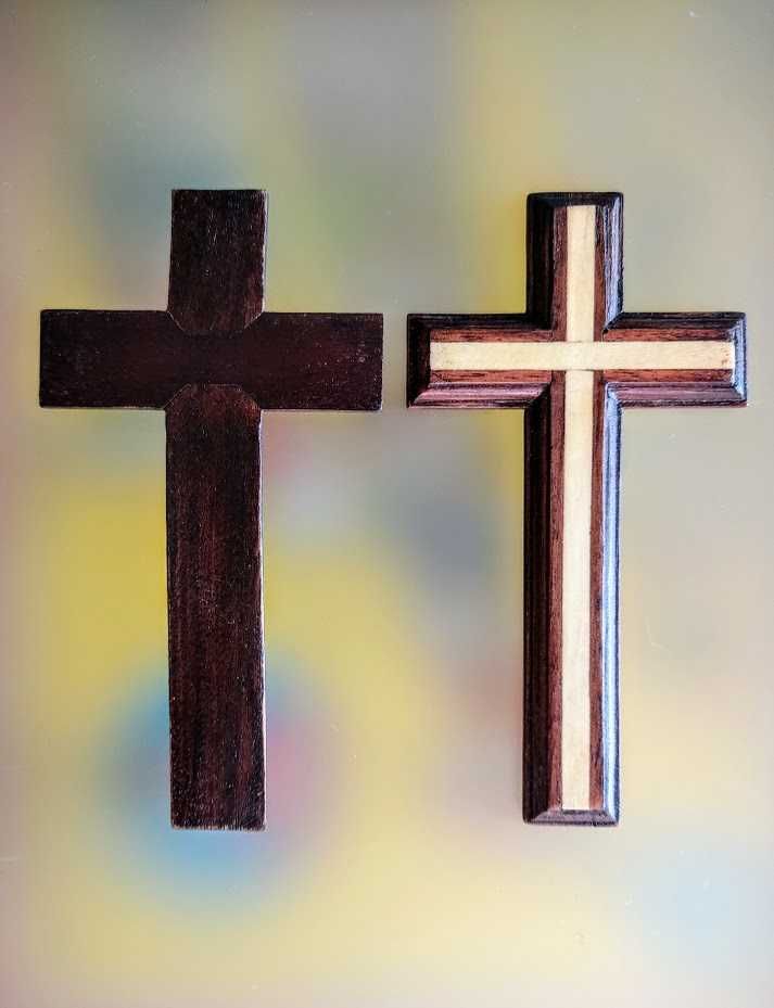 Crucifixos em madeira decorativos