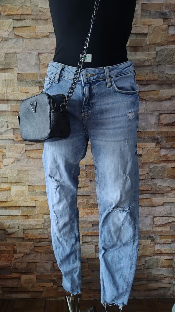 Spodnie jeans rurki przecierane rozmiar M . Zara