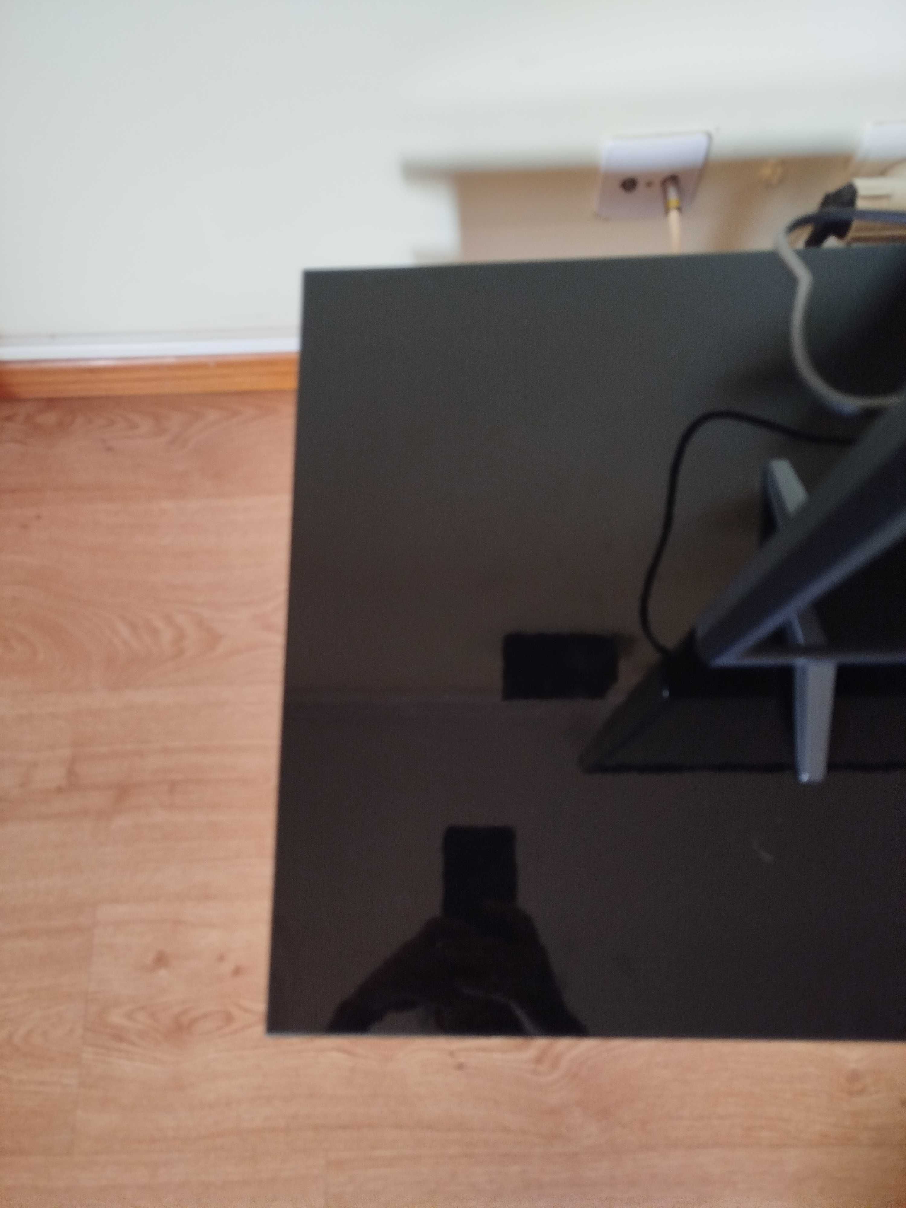 Vendo Móvel de TV preto com base em vidro
140x47x38