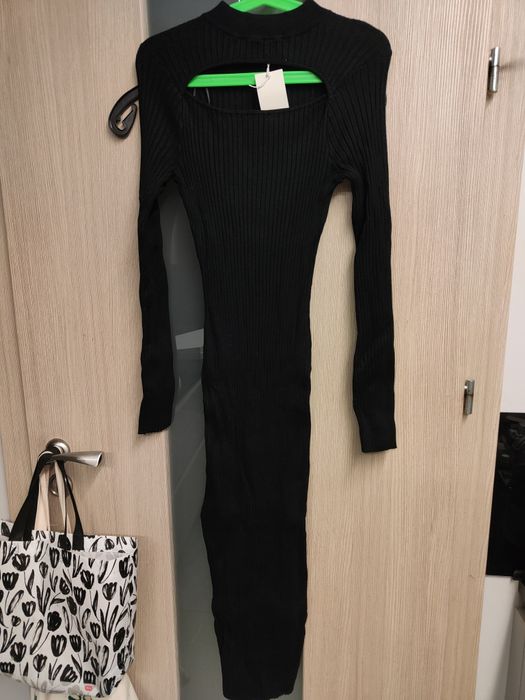 Piękna czarna nowa maxi sukienka prążek dekold łezka