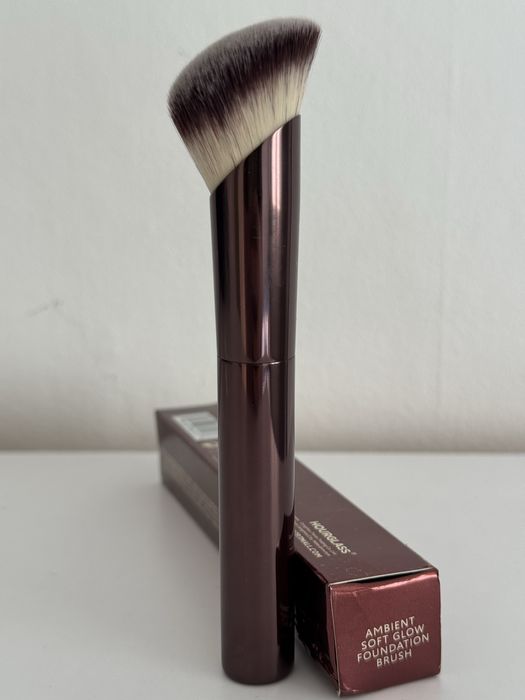 Nowy pędzel do podkładu Hourglass Ambient soft glow foundation brush