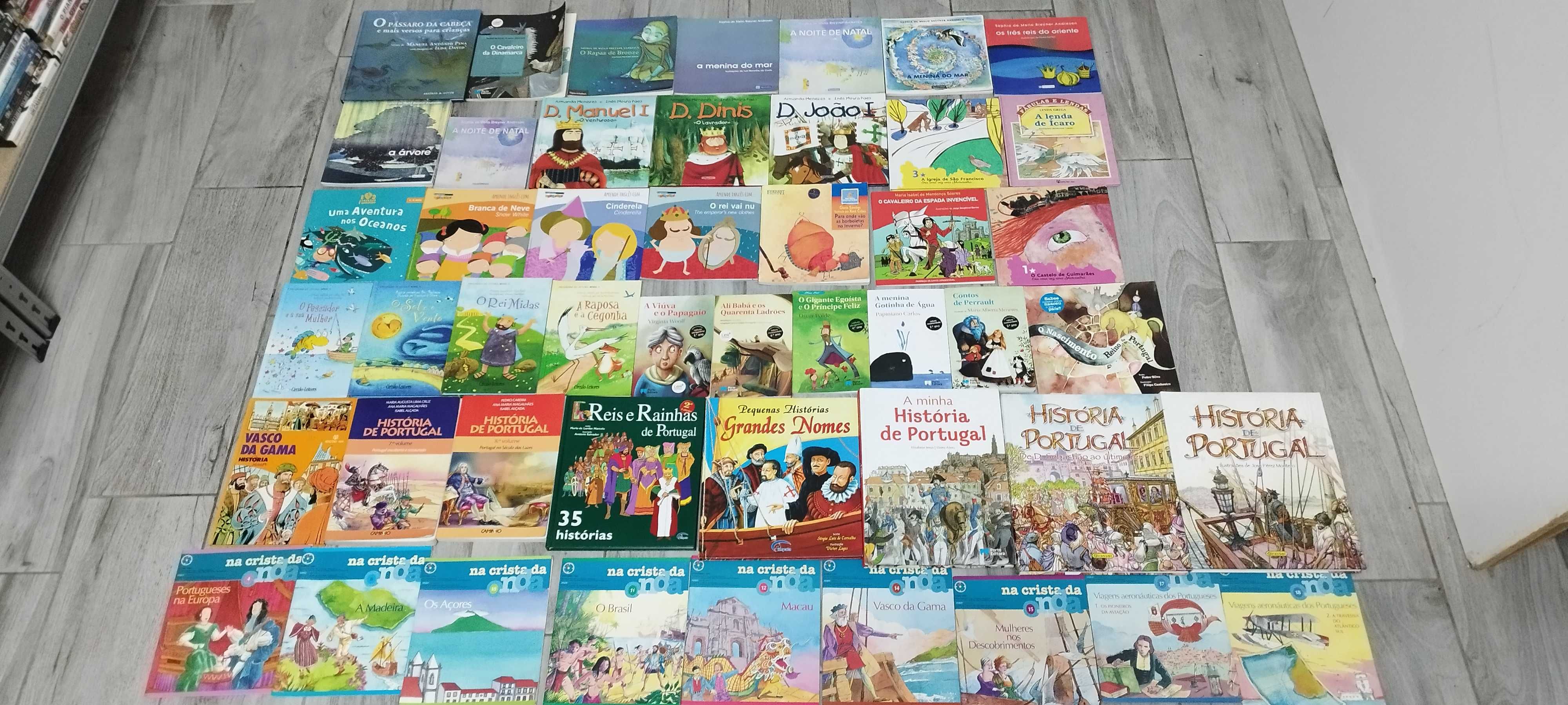 várias coleções de livros infantis didáticos
