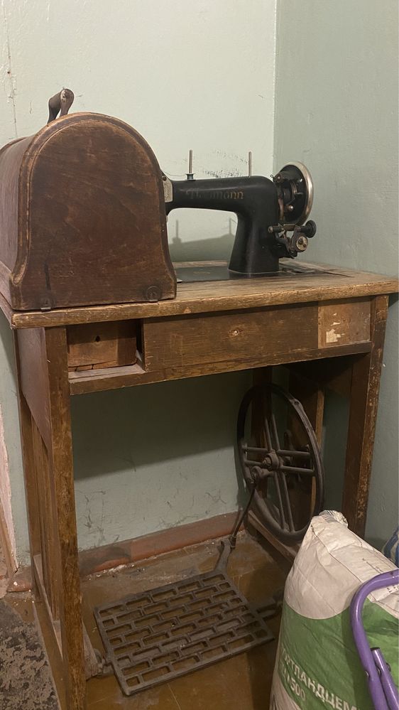 Антикварная немецкая швейная машинка Haumann