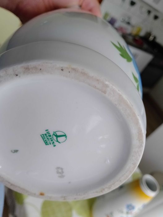 Wazony ceramiczne i wazony z kryształu oraz popielniczka