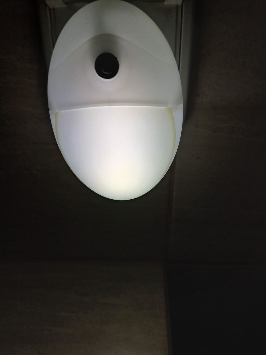 Lampka nocna włączana bezpośrednio do gniazdka - małe zużycie pradu