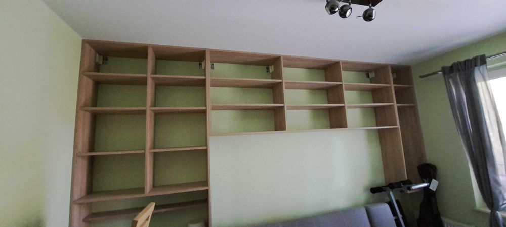 Regały/półki wiszace wraz z biurkiem