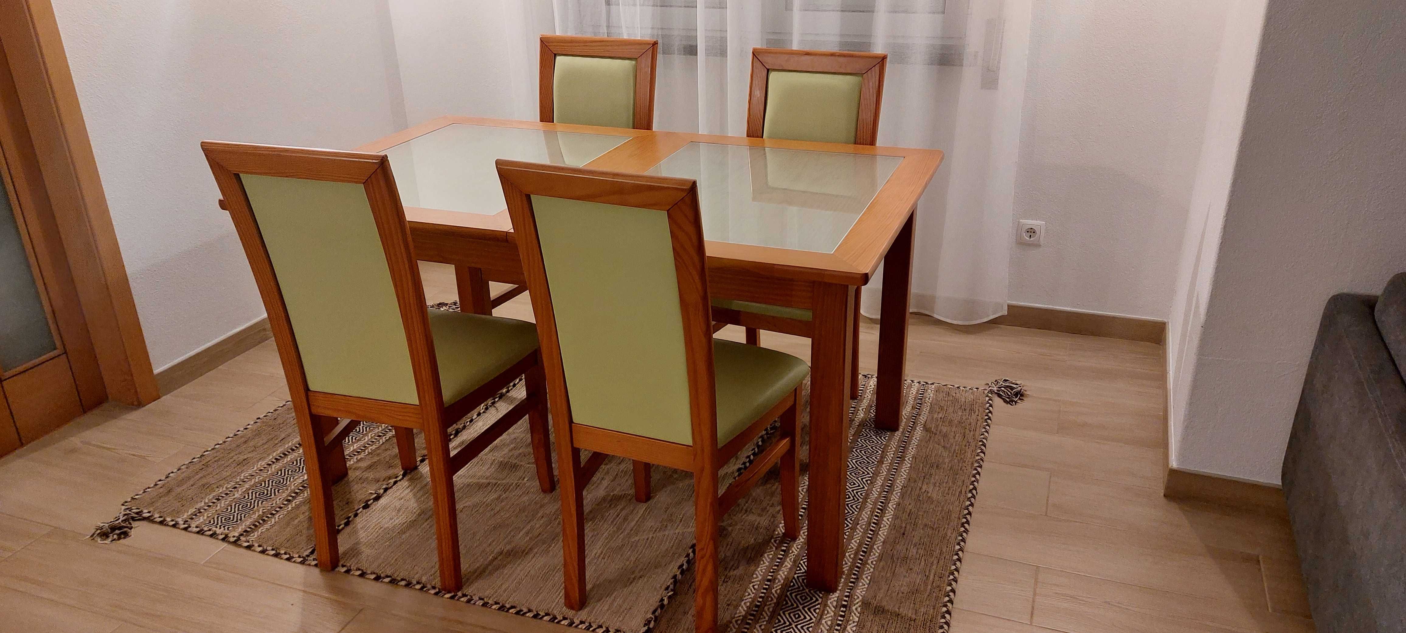 Mesa sala de jantar e 4 cadeiras