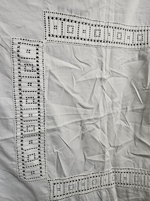 Toalha branca redonda em tecido e renda feita à mão