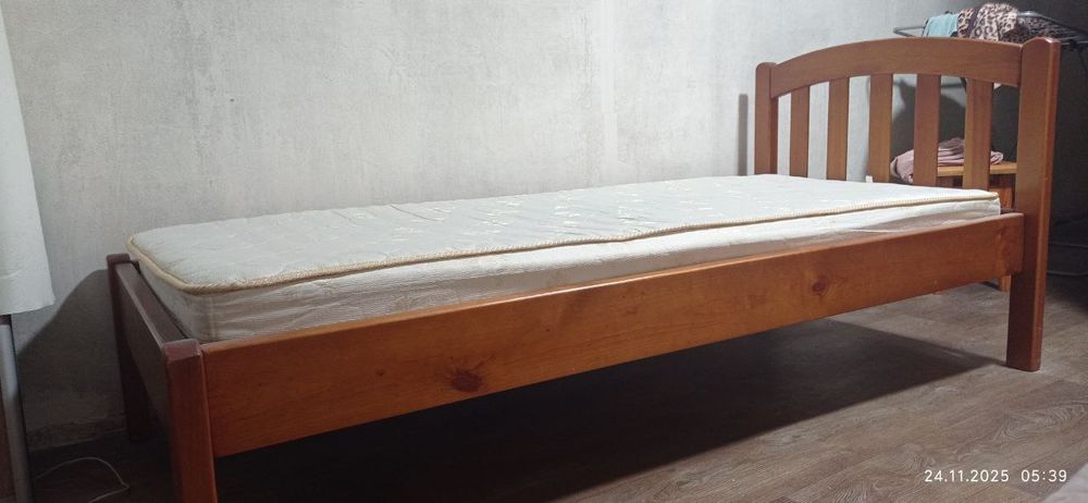 Продам кровать с матрасом