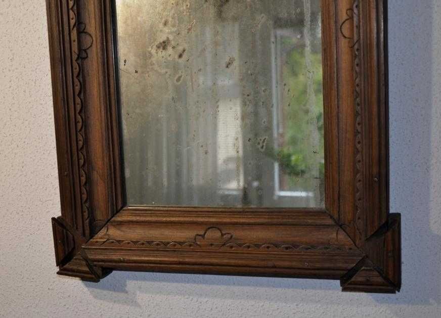 Stare nieduże, zabytkowe lustro w drewnianej ramie