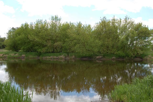Działka nad rzeką Wkra z pozwoleniem na budowę, wodociąg na działce.