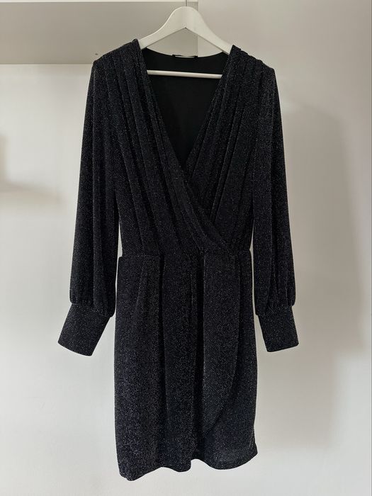 Metaliczna czarna sukienka świecąca kopertowa mini długi rękaw