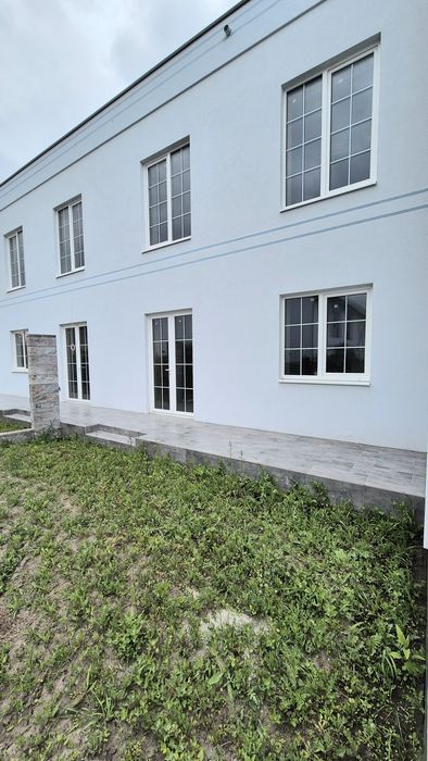 )( Котеджі неподалік центральної частини міста