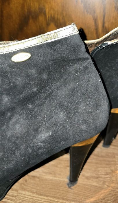 Botins em pele de marca