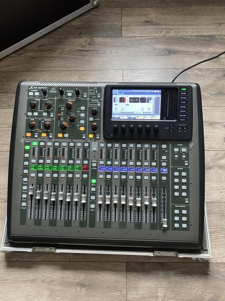 Beringer x 32 Compact mikser cyfrowy + case
