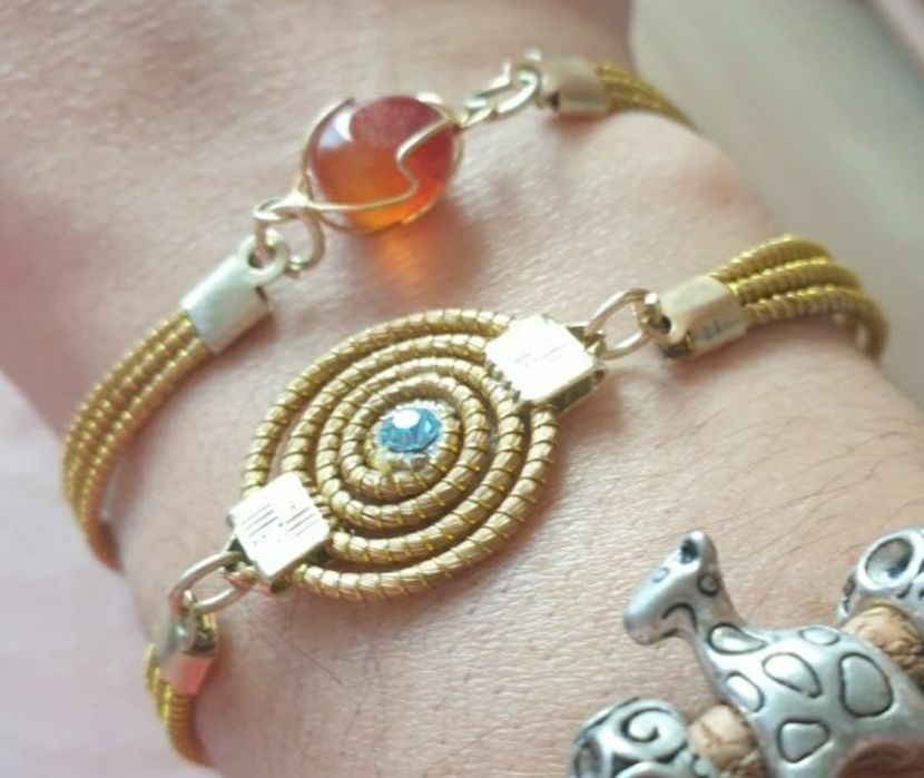 Pulseiras douradas com pedras ( valor das duas)