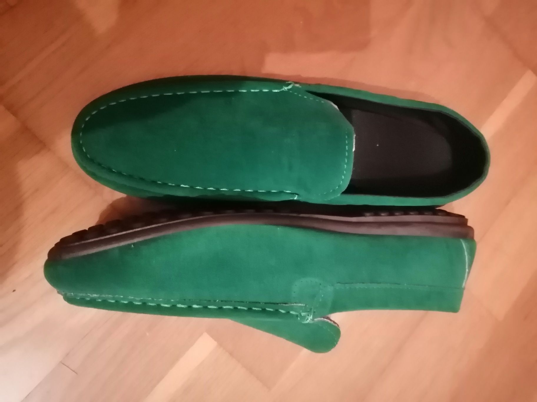 Mocassins novos na caixa cor vermelho e verde em camurça