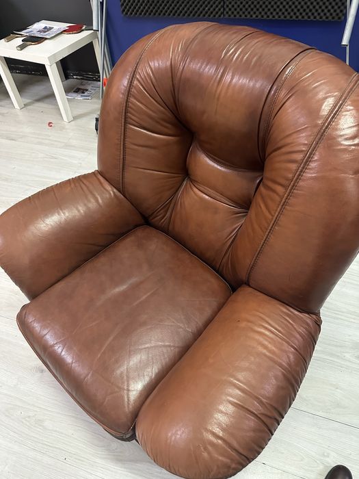 Cadeirão em Pele Castanha – Confortável e Robusto (Excelente Estado)