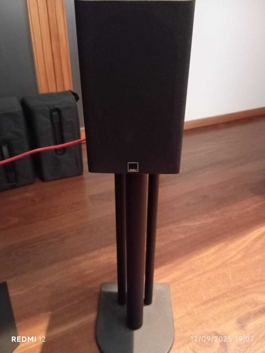 Colunas Dali AXS 1000 c/ Suportes