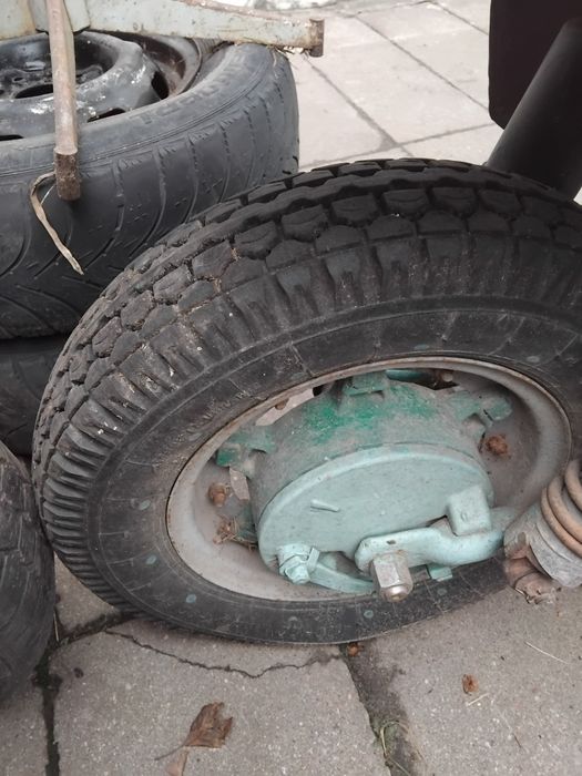 Муравей з документами по запчастинах