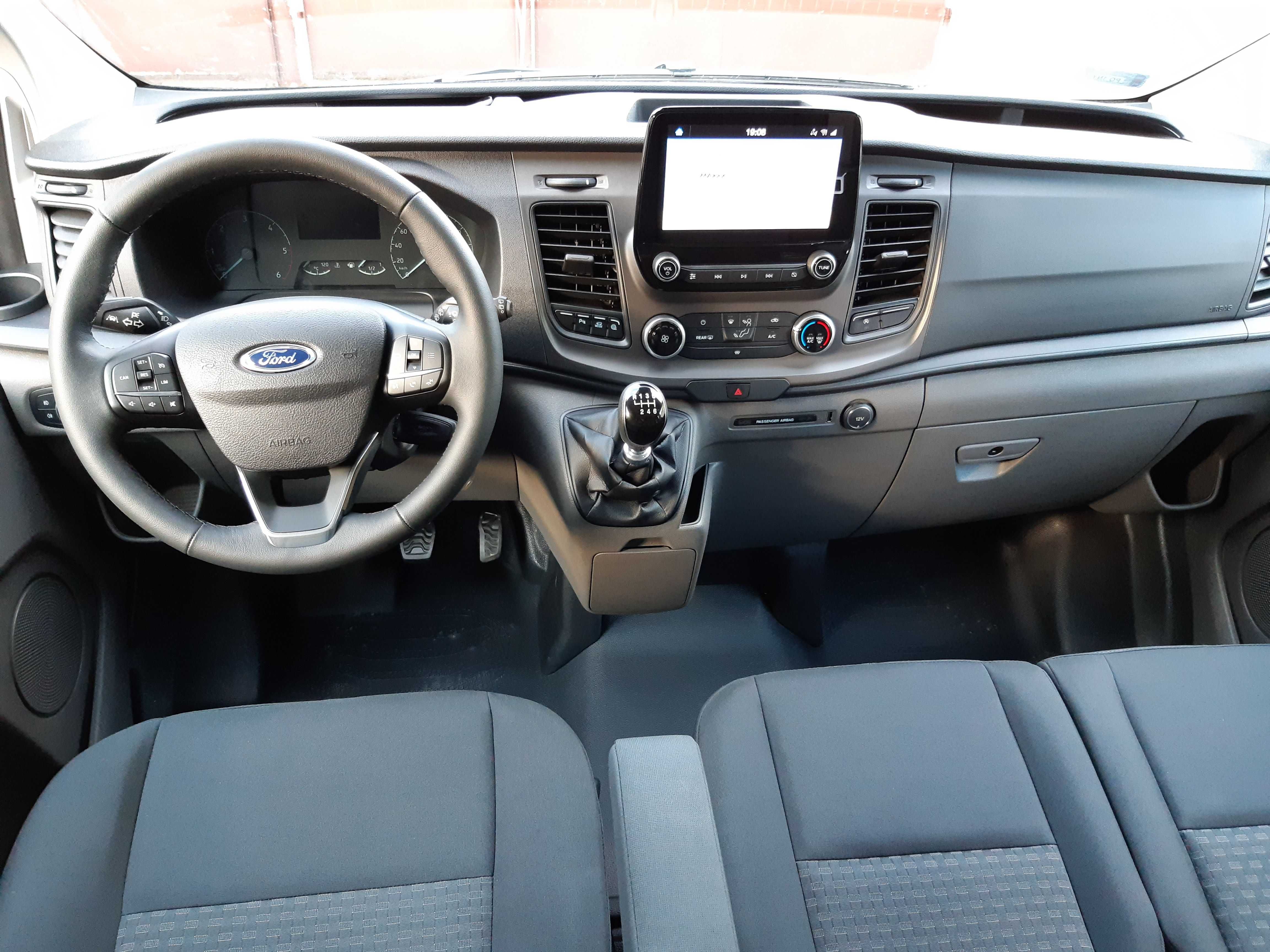 Wynajem wypożyczalnia busów 9 osobowych Nowy Ford Custom Long