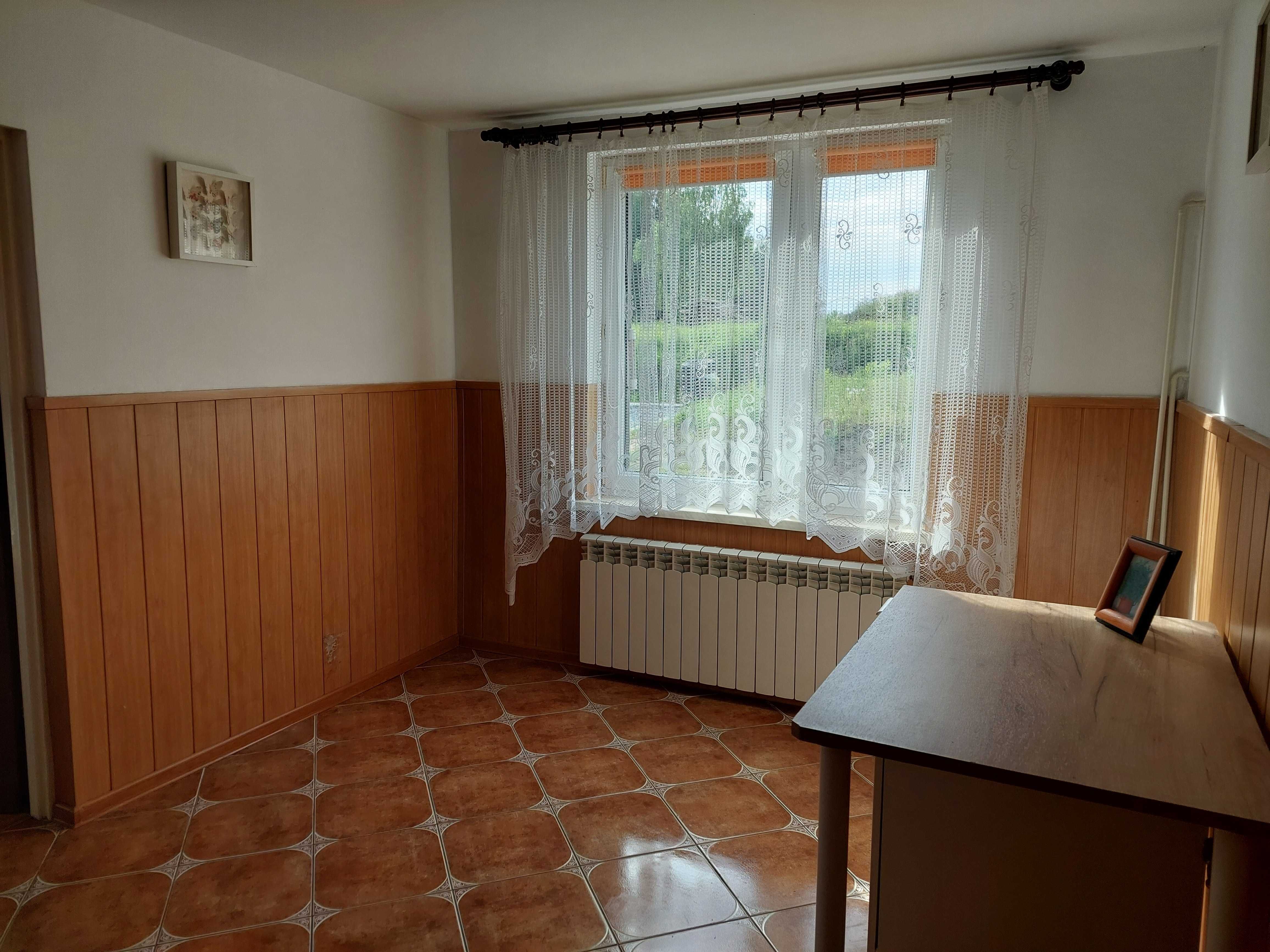 Domek wśród zieleni, w spokojnej okolicy niedaleko miasta