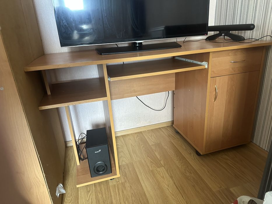 Стіл компʼютерний