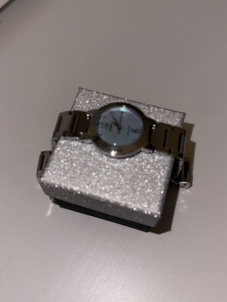 Srebrny zegarek Casio z perłową tarczą