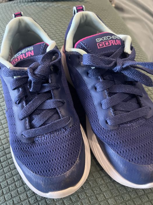 Tenis Skechers azul e rosa. 30