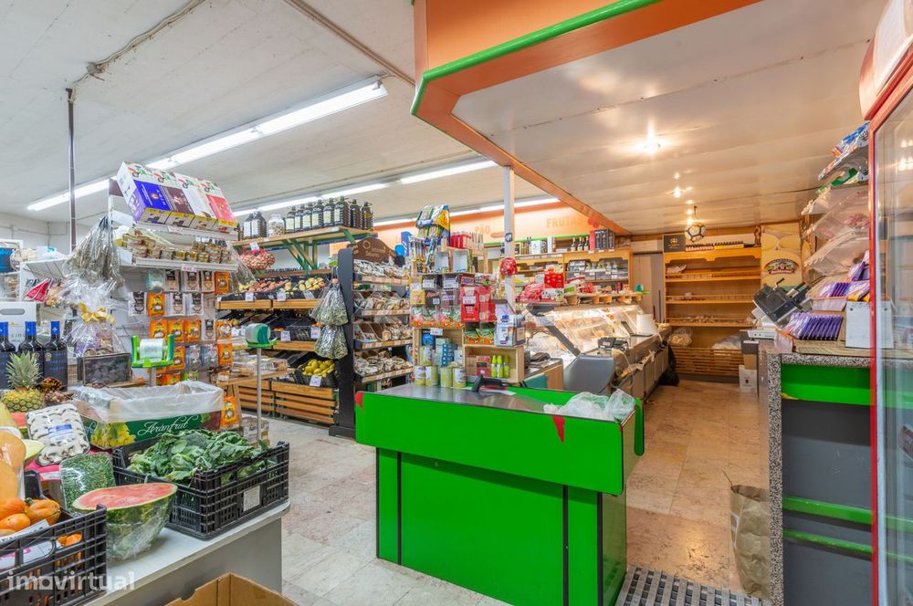 Minimercado p/ trespasse - no Mercado de Rio de Mouro