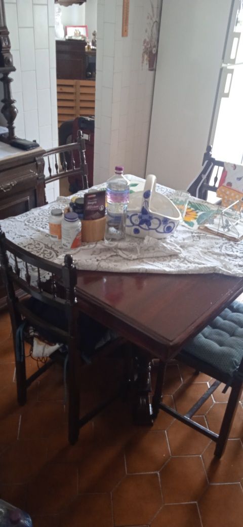 Mesa de jantar con vitrine