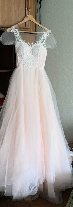 Ніжна і романтична весільна сукня зі шлейфом.