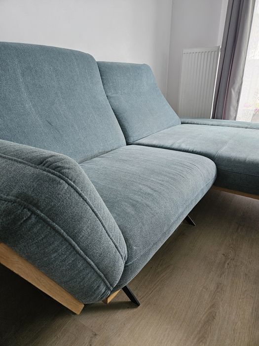 Narożnik na metalowych nogach