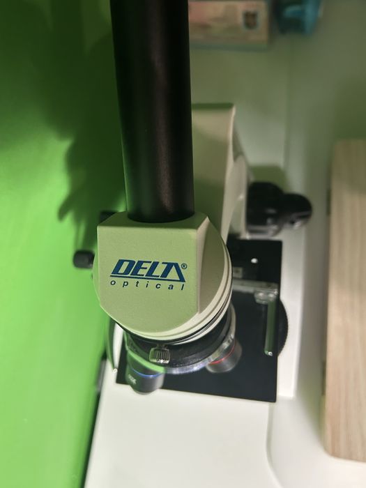 Mikroskop Delta z zestawem sziełek do badania