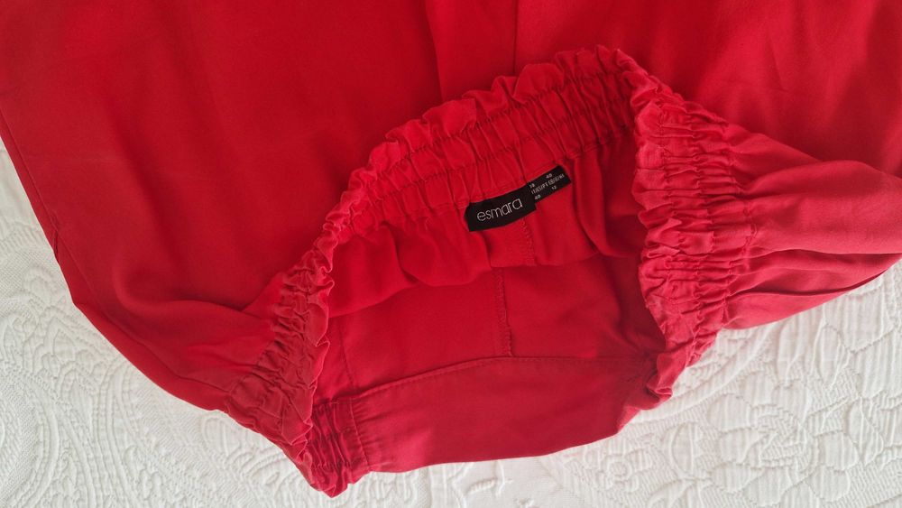 Calções vermelhos, com cinto na cintura, tamanho 38 EUR