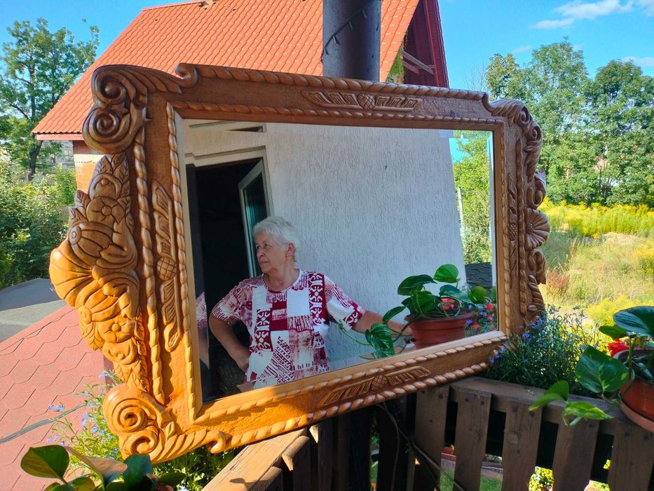 Stylowe lustro grawerowane z ręcznie rzeźbioną ramą ozdobną.