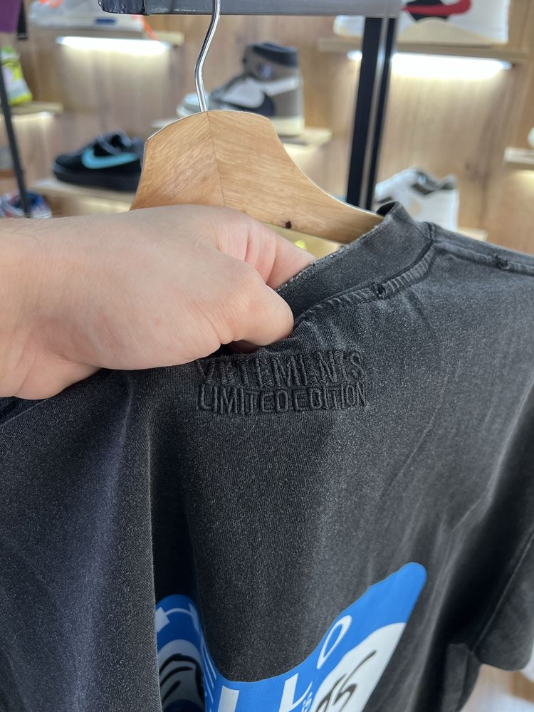 Футболка VETEMENTS “My Name Is” Blue Logo Faded Black