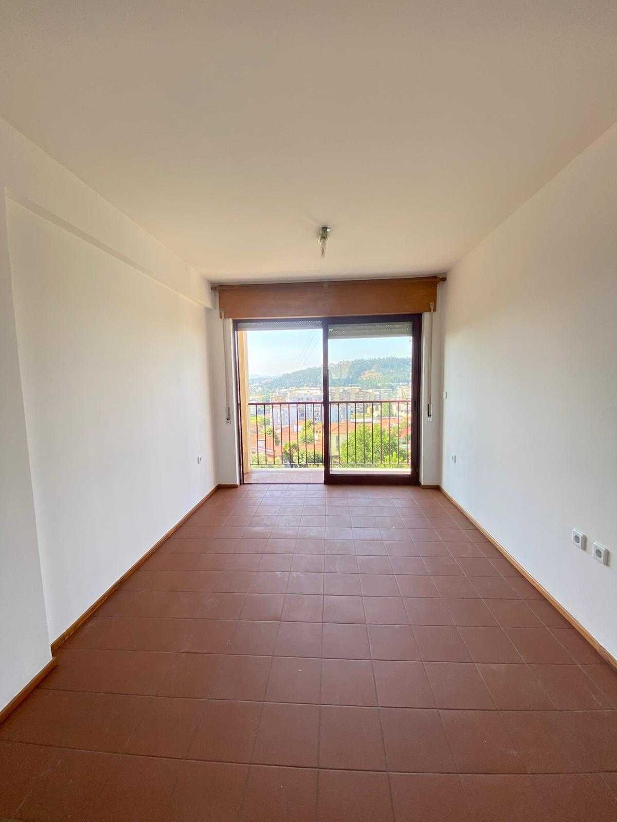 Arrendamento T3 | Zona Covelo | Com Garagem e Cozinha Nova
