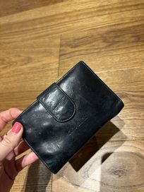 Czarny portfel skorzany