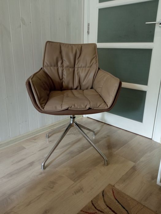 Зручне стійке крісло, що обертається.