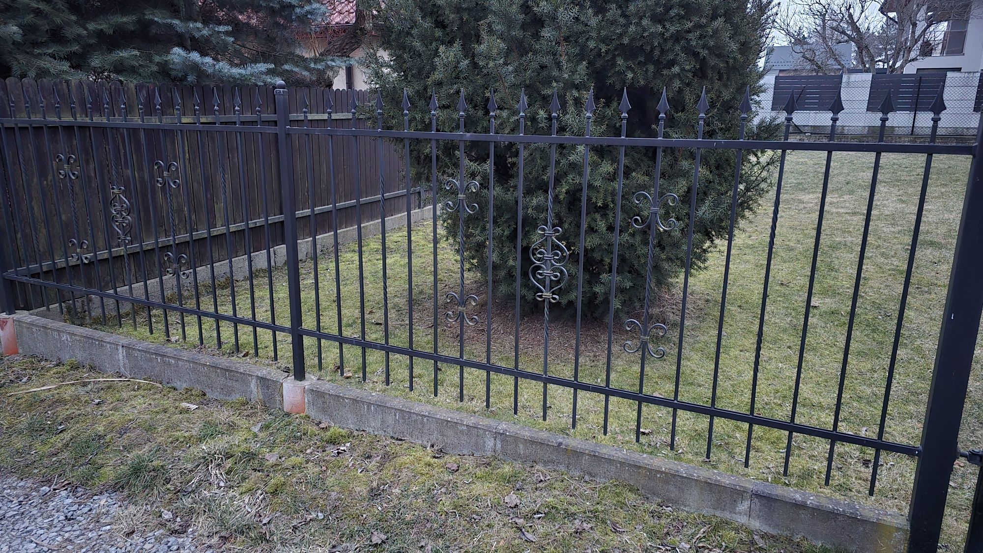 Ogrodzenie z brama, furtką i przęsłami