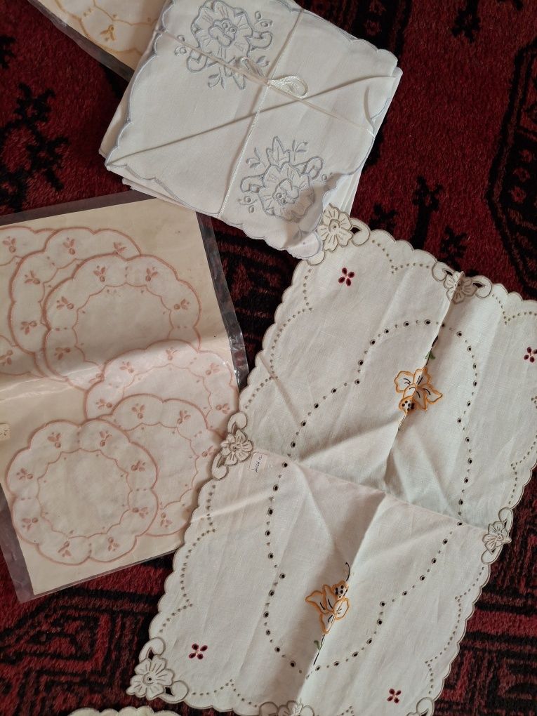 Conjunto de bordados da madeira em linho