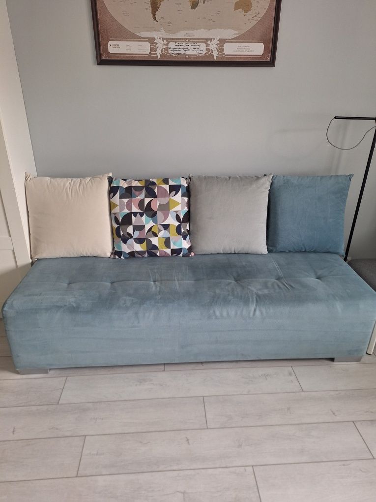 Sofa błękitna z poduszkami