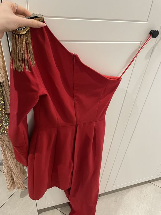 Efektowna czerwona sukienka asymetryczna na jedno ramię