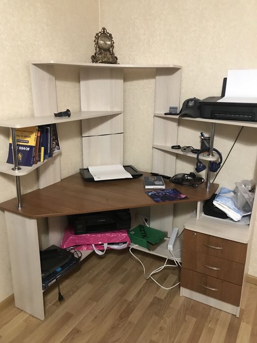 Письмовий стіл в кімнату