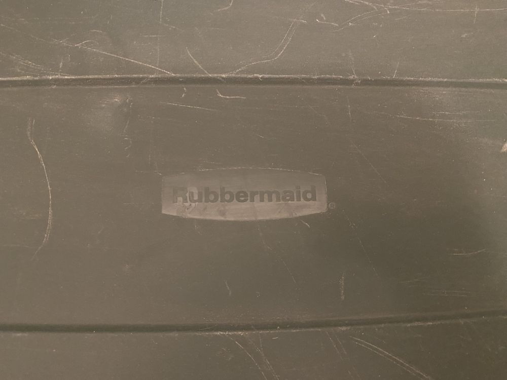 Caixa de plástico com rodas Rubbermaid